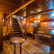 Csobánc nosztalgiahajó belső tér