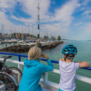 Biciklis gyerekek a Szent Miklós fedélzetén Siófokon