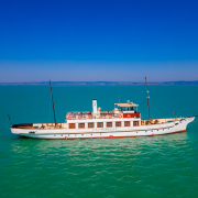 Helka nosztalgiahajó a Balatonon oldalról