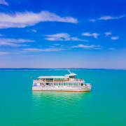 Siófok katamarán a Balatonon oldalnézetből