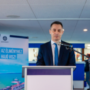 Veigl Gábor vezérigazgató úr sajtóközleményt tart a Szent Miklós hajó fedélzetén