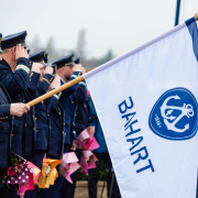 Első hajó fogadása Balatonfüreden, hajósok tartják a BAHART zászlót
