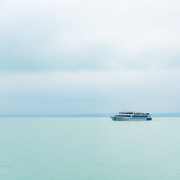 Szent Miklós motoros a Balatonon borús időben