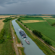 Új hajók szállítása a Sió-csatornán