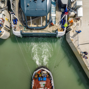 Új hajók zsilipezése