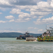 Kompok közlekednek a Balatonon