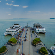 Badacsony kikötő két katamaránnal