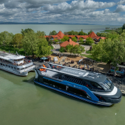 Tomaj és Siófok katamarán a Balatonon