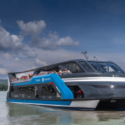 Tomaj katamarán a Balatonon