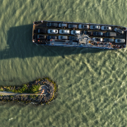 Kossuth Lajos komp autókat szállít a túlpartra