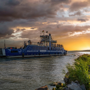 Komp a balatoni naplementében