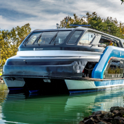 Tomaj katamarán hajózik ki a kikötőből