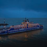 Fénykomp az esti Balaton vizén