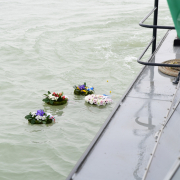 Balaton megkoszorúzása