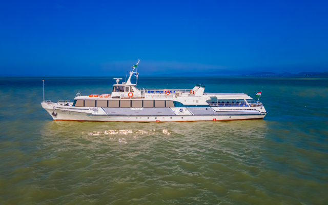 Földvár motoroshajó a Balatonon
