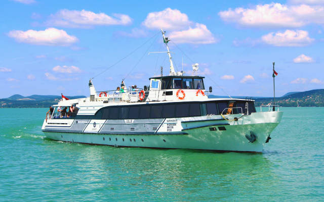 Lelle motoroshajó a Balatonon
