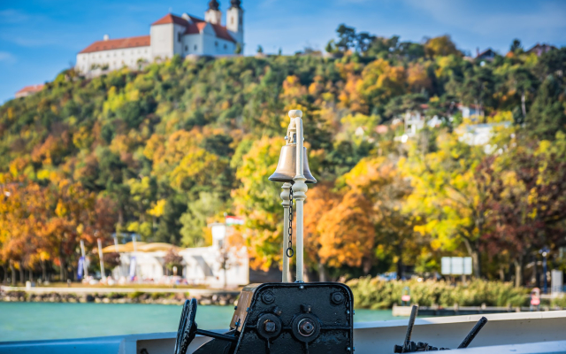 Hajó harang a Tihanyi Apátsággal a háttérben
