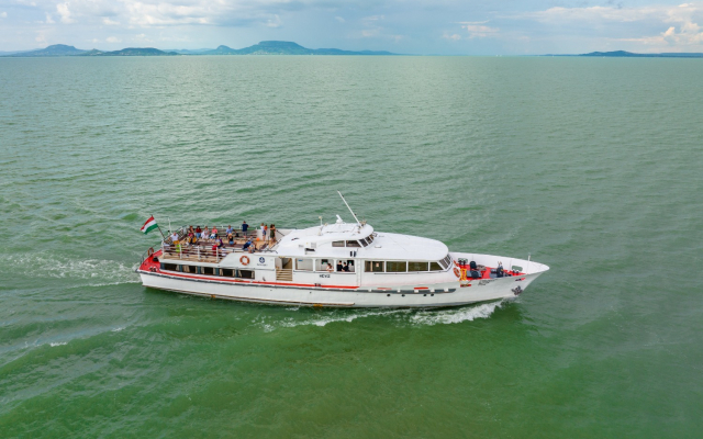 Hévíz motoros hajó a Balatonon