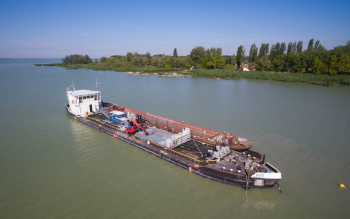 Vízépítési tevékenységek, munkahajó a Balatonon