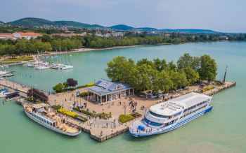 Szent Miklós motoros Balatonfüred hajóállomáson