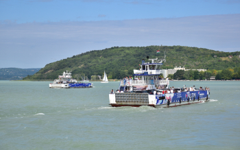 BAHART kompok keresztezik egymást a révben