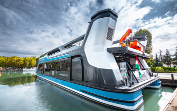 Tomaj katamarán a Balatonon