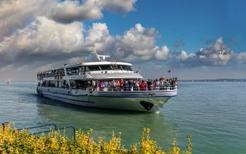 Szent Miklós motoroshajó a Balatonon
