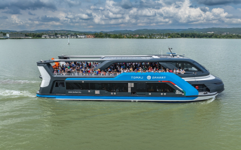 Tomaj katamarán a Balatonon