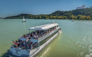 Szigliget motoroshajó a Balatonon