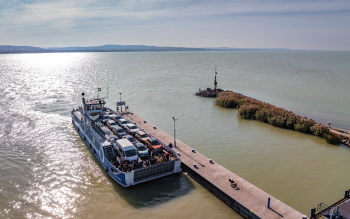 Széchényi komp a Balatonon autókat szállít